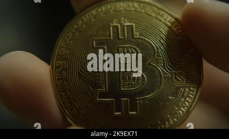 Nahaufnahme eines detailreichen, handgehaltenen Bitcoin (btc), wunderbar aussehenden goldenen Bitcoin, Krypto-Geld-Konzepts Stockfoto