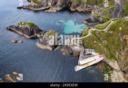 Drohnen-Luftlandschaft des Dunquin Pier am slea Head Drive dingle Halbinsel auf dem Atlantic Way. Irland, Europa. Stockfoto