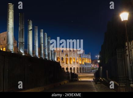 Nachtansicht des Kolosseums von der Via Sacra in Rom, Italien. Stockfoto