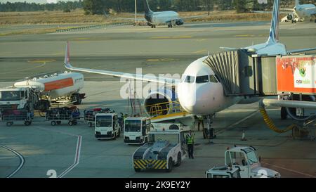 Zypern, Larnaka - 12. Oktober 2022:das Flugzeug befindet sich am Auszieharm am Flughafen. Vorbereitung eines Fluges: Flugzeug mit Passagier-Bordbrücke befestigt Stockfoto