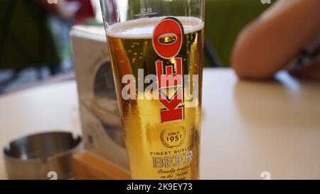 Limassol, Zypern - 10. Oktober 2022: Ein Glas Keo, ein zypriotisches Pilsner Bier vom Typ Lager, das seit 1951 in Limassol, Zypern gebraut wird Stockfoto