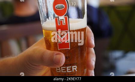 Limassol, Zypern - 10. Oktober 2022: Ein Glas Keo, ein zypriotisches Pilsner Bier vom Typ Lager, das seit 1951 in Limassol, Zypern gebraut wird Stockfoto