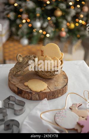 Lebkuchen und weihnachtskekse in einer Schüssel und festliches Dekor auf Holzhintergrund Stockfoto