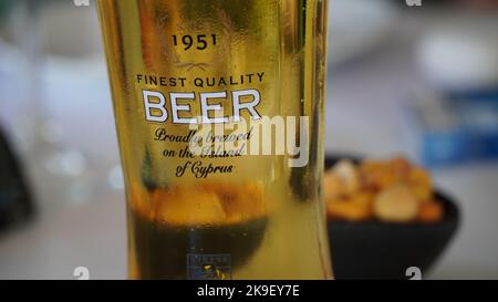 Limassol, Zypern - 10. Oktober 2022: Ein Glas Keo, ein zypriotisches Pilsner Bier vom Typ Lager, das seit 1951 in Limassol, Zypern gebraut wird Stockfoto