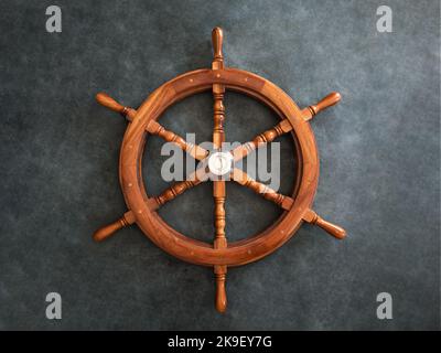 Altes Lenkrad aus Holz und Metall auf dunklem Hintergrund Stockfoto