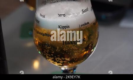 Limassol, Zypern - 10. Oktober 2022: Ein Glas Keo, ein zypriotisches Pilsner Bier vom Typ Lager, das seit 1951 in Limassol, Zypern gebraut wird Stockfoto