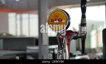 Limassol, Zypern - 10. Oktober 2022: Pumpe zur Abgabe von Fassbier von KEO, einem zypriotischen Pilsner-Bier vom Typ Lagerbier, das seitdem in Limassol, Zypern gebraut wird Stockfoto