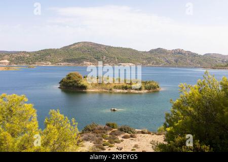 Panoramablick auf den Gadouras-Staudamm. Lösung der wichtigen und entscheidenden Probleme der Wasserversorgung. Rhodos, Griechenland Stockfoto