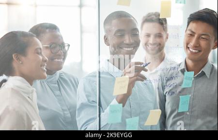 Geschäftsleute, Diversität und Planung in Zusammenarbeit mit Haftnotizen für Teamarbeit im Büro. Vielfältige Gruppe kreativer Mitarbeiter in Stockfoto