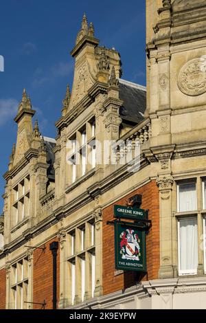 Das Abington, ein bekanntes öffentliches Haus in Northampton, Großbritannien; ein schönes viktorianisches Gebäude des Architekten Matthew Holding Stockfoto