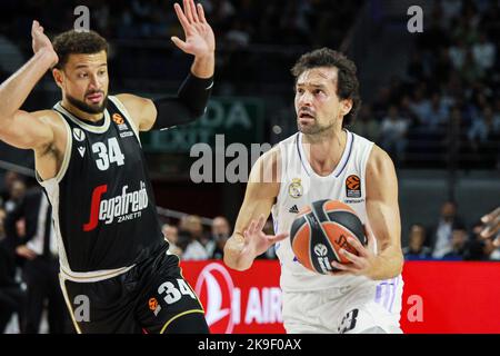 Kyle Weems aus Bologna und Sergio Llull Melia aus Real Madrid während des Euroleague-Basketballspiels von Turkish Airlines zwischen Real Madrid und Virtus Segafredo Bologna am 27. Oktober 2022 im Wizink Center in Madrid, Spanien - Foto: Irina R Hipolito/DPPI/LiveMedia Kredit: Unabhängige Fotoagentur/Alamy Live News Stockfoto