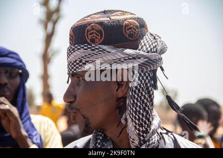 Afrikanische Stämme, Nigeria, Borno State, Maiduguri Stadt. Fulani-Stamm traditionell in farbenfroher Kleidung gekleidet Stockfoto