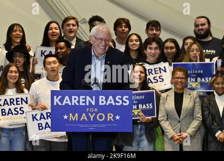 Los Angeles, USA. 27. Oktober 2022. Die demokratische Bürgermeisterin von Los Angeles, Rep. Karen Bass (D-CA), sieht sich rechts an, als US-Senatorin Bernie Sanders (I-VT) am Donnerstag, dem 27. Oktober 2022, bei einer Wahlkampfveranstaltung für Bass in Playa Vista, Kalifornien, spricht. Bass befindet sich in einem engen Rennen mit dem demokratischen Bürgermeisterkandidaten Rick Caruso, einem Milliardär-Immobilienentwickler, der 2019 als Republikaner registriert wurde. Foto von Jim Ruymen/UPI Credit: UPI/Alamy Live News Stockfoto