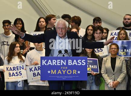 Los Angeles, USA. 27. Oktober 2022. Die demokratische Bürgermeisterin von Los Angeles, Rep. Karen Bass (D-CA), sieht sich rechts an, als US-Senatorin Bernie Sanders (I-VT) am Donnerstag, dem 27. Oktober 2022, bei einer Wahlkampfveranstaltung für Bass in Playa Vista, Kalifornien, spricht. Bass befindet sich in einem engen Rennen mit dem demokratischen Bürgermeisterkandidaten Rick Caruso, einem Milliardär-Immobilienentwickler, der 2019 als Republikaner registriert wurde. Foto von Jim Ruymen/UPI Credit: UPI/Alamy Live News Stockfoto