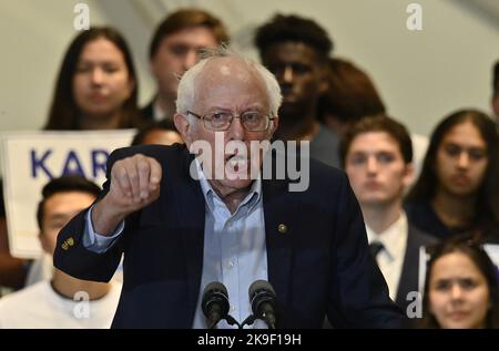 Los Angeles, USA. 27. Oktober 2022. Der US-Senator Bernie Sanders (I-VT) spricht am Donnerstag, den 27. Oktober 2022, bei einer Wahlkampfveranstaltung für die demokratische Bürgermeisterin von Los Angeles, Rep. Karen Bass (D-CA) in Playa Vista, Kalifornien. Bass befindet sich in einem engen Rennen mit dem demokratischen Bürgermeisterkandidaten Rick Caruso, einem Milliardär-Immobilienentwickler, der 2019 als Republikaner registriert wurde. Foto von Jim Ruymen/UPI Credit: UPI/Alamy Live News Stockfoto