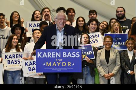 Los Angeles, USA. 27. Oktober 2022. Die demokratische Bürgermeisterin von Los Angeles, Rep. Karen Bass (D-CA), sieht sich rechts an, als US-Senatorin Bernie Sanders (I-VT) am Donnerstag, dem 27. Oktober 2022, bei einer Wahlkampfveranstaltung für Bass in Playa Vista, Kalifornien, spricht. Bass befindet sich in einem engen Rennen mit dem demokratischen Bürgermeisterkandidaten Rick Caruso, einem Milliardär-Immobilienentwickler, der 2019 als Republikaner registriert wurde. Foto von Jim Ruymen/UPI Credit: UPI/Alamy Live News Stockfoto