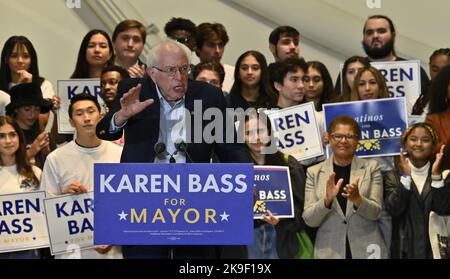 Los Angeles, USA. 27. Oktober 2022. Die demokratische Bürgermeisterin von Los Angeles, Rep. Karen Bass (D-CA), sieht sich rechts an, als US-Senatorin Bernie Sanders (I-VT) am Donnerstag, dem 27. Oktober 2022, bei einer Wahlkampfveranstaltung für Bass in Playa Vista, Kalifornien, spricht. Bass befindet sich in einem engen Rennen mit dem demokratischen Bürgermeisterkandidaten Rick Caruso, einem Milliardär-Immobilienentwickler, der 2019 als Republikaner registriert wurde. Foto von Jim Ruymen/UPI Credit: UPI/Alamy Live News Stockfoto