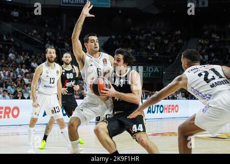 Alberto Abalde von Real Madrid und Milos Teodosic von Bologna während des Euroleague-Basketballspiels der Turkish Airlines zwischen Real Madrid und Virtus Segafredo Bologna am 27. Oktober 2022 im Wizink Center in Madrid, Spanien - Foto: Irina R Hipolito/DPPI/LiveMedia Kredit: Unabhängige Fotoagentur/Alamy Live News Stockfoto