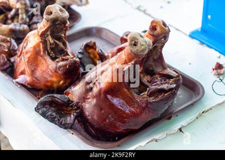 Beliebte philippinische Lechon- oder Schweinebraten, die auf einem Sonntagsmarkt in Cebu, Philippinen, verkauft werden Stockfoto