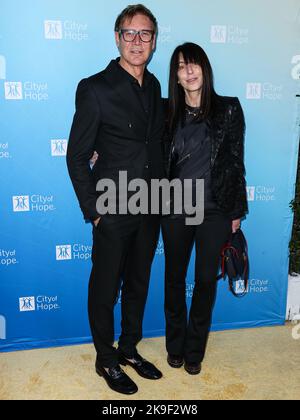 West Hollywood, Usa. 27. Oktober 2022. WEST HOLLYWOOD, LOS ANGELES, KALIFORNIEN, USA - 27. OKTOBER: Dr. Lawrence Piro und Republic Records Co-Präsidentin Wendy Goldstein kommen zur Spirit of Life Gala 2022 der Stadt der Hoffnung, die am 27. Oktober 2022 im Pacific Design Center in West Hollywood, Los Angeles, Kalifornien, USA, stattfand. (Foto von Xavier Collin/Image Press Agency) Quelle: Image Press Agency/Alamy Live News Stockfoto