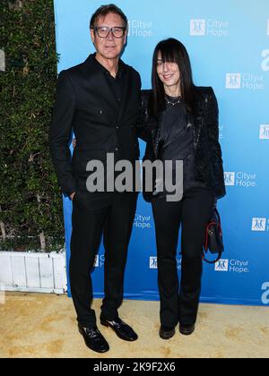 West Hollywood, Usa. 27. Oktober 2022. WEST HOLLYWOOD, LOS ANGELES, KALIFORNIEN, USA - 27. OKTOBER: Dr. Lawrence Piro und Republic Records Co-Präsidentin Wendy Goldstein kommen zur Spirit of Life Gala 2022 der Stadt der Hoffnung, die am 27. Oktober 2022 im Pacific Design Center in West Hollywood, Los Angeles, Kalifornien, USA, stattfand. (Foto von Xavier Collin/Image Press Agency) Quelle: Image Press Agency/Alamy Live News Stockfoto