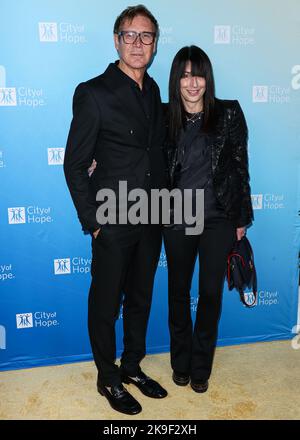 West Hollywood, Usa. 27. Oktober 2022. WEST HOLLYWOOD, LOS ANGELES, KALIFORNIEN, USA - 27. OKTOBER: Dr. Lawrence Piro und Republic Records Co-Präsidentin Wendy Goldstein kommen zur Spirit of Life Gala 2022 der Stadt der Hoffnung, die am 27. Oktober 2022 im Pacific Design Center in West Hollywood, Los Angeles, Kalifornien, USA, stattfand. (Foto von Xavier Collin/Image Press Agency) Quelle: Image Press Agency/Alamy Live News Stockfoto