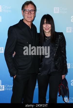 West Hollywood, Usa. 27. Oktober 2022. WEST HOLLYWOOD, LOS ANGELES, KALIFORNIEN, USA - 27. OKTOBER: Dr. Lawrence Piro und Republic Records Co-Präsidentin Wendy Goldstein kommen zur Spirit of Life Gala 2022 der Stadt der Hoffnung, die am 27. Oktober 2022 im Pacific Design Center in West Hollywood, Los Angeles, Kalifornien, USA, stattfand. (Foto von Xavier Collin/Image Press Agency) Quelle: Image Press Agency/Alamy Live News Stockfoto