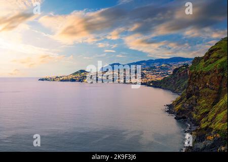 Sonnenuntergang über der Stadt Funchal und den Klippen der Insel Madeira Stockfoto