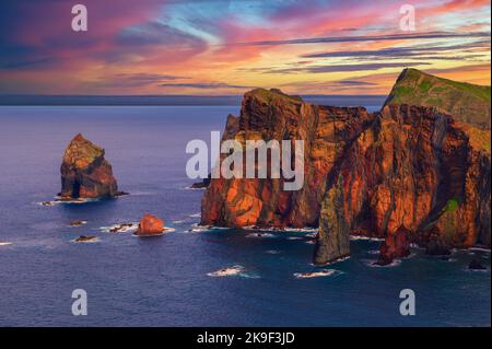 Sonnenuntergang über den Klippen der Halbinsel Ponta de Sao Lourenco, Madeira, Portugal Stockfoto