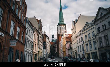 Spaziergang durch die engen Gassen von Lübeck in Richtung Kathedrale. Norddeutschland, Sommer 2022. Stockfoto