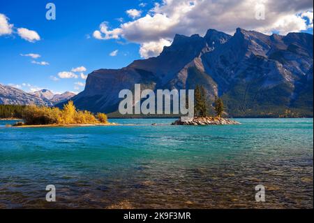 Kleine Insel mit Bäumen am Lake Minnewanka im Banff National Park, Kanada Stockfoto