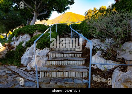 Eine wunderschöne Steintreppe, die zum Strand führt, Konzept einer wunderschönen Steintreppe, die zum Strand in der großen Bucht in Datca Akt hinabsteigt Stockfoto