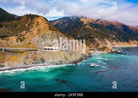 Luftaufnahme der Pitkins Curve Bridge und des Rain Rocks Rock Shed in Kalifornien Stockfoto