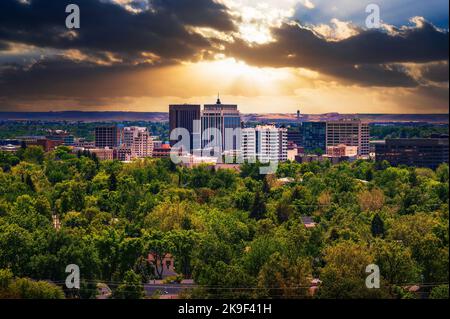 Sonnenuntergang über der Skyline von Boise in Idaho, vom Camel's Back Park aus gesehen Stockfoto