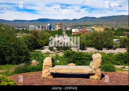 Downtown Boise, Idaho, mit Capitol Blvd, der zum Idaho State Capitol führt Stockfoto