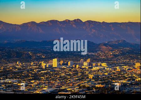 Sonnenuntergang über der Innenstadt von Glendale und den San Gabriel Mountains in Kalifornien Stockfoto