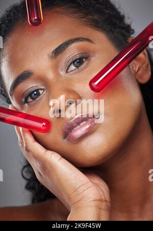 Gesicht, Schönheit und Serum mit einer schwarzen Model-Frau im Studio auf grauem Hintergrund für Gesundheit oder Wellness. Portrait, Hautpflege und Antiaging mit einem Weibchen Stockfoto