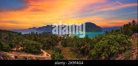 Sonnenuntergang über dem Dorf Tonsai und den Bergen der Insel Koh Phi Phi in Thailand Stockfoto
