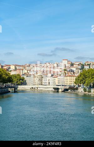 Spaziergang durch Lyon an einem sonnigen Tag mit einer Kamera. Lyon Stadt an einem sonnigen Tag Stockfoto