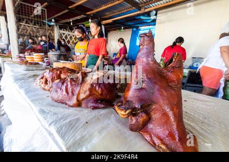 Beliebte philippinische Lechon- oder Schweinebraten, die auf einem Sonntagsmarkt in Cebu, Philippinen, verkauft werden Stockfoto