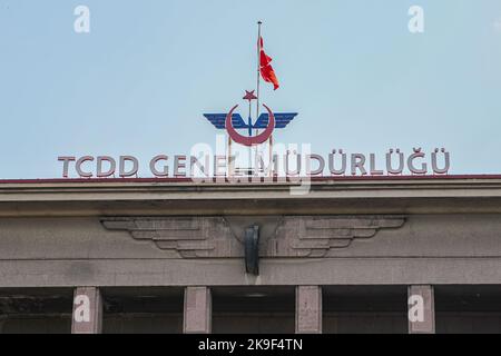 ANKARA, TURKIYE - 05. JUNI 2022: Sitz der türkischen Staatsbahnen in der Stadt Ankara Stockfoto