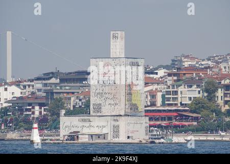 ISTANBUL, TURKIYE - 27. AUGUST 2022: Der Jungfernturm wird restauriert Stockfoto