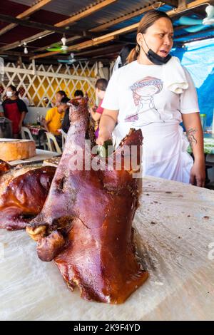 Beliebte philippinische Lechon- oder Schweinebraten, die auf einem Sonntagsmarkt in Cebu, Philippinen, verkauft werden Stockfoto