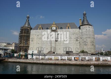 ISTANBUL, TURKIYE - 27. AUGUST 2022: Der Bahnhof Haydarpasa wird nach einem Dachbrand restauriert. Der Bahnhof wurde 1909 gebaut. Stockfoto