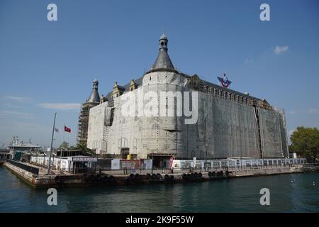 ISTANBUL, TURKIYE - 27. AUGUST 2022: Der Bahnhof Haydarpasa wird nach einem Dachbrand restauriert. Der Bahnhof wurde 1909 gebaut. Stockfoto