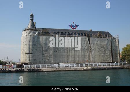 ISTANBUL, TURKIYE - 27. AUGUST 2022: Der Bahnhof Haydarpasa wird nach einem Dachbrand restauriert. Der Bahnhof wurde 1909 gebaut. Stockfoto