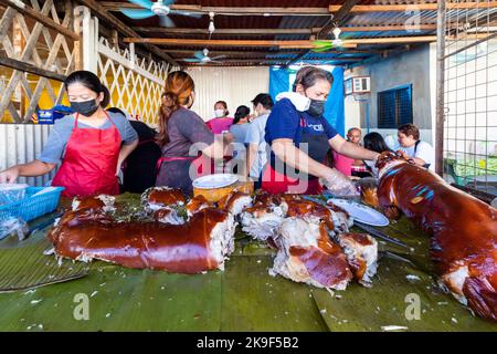 Beliebte philippinische Lechon- oder Schweinebraten, die auf einem Sonntagsmarkt in Cebu, Philippinen, verkauft werden Stockfoto