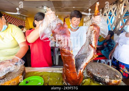 Beliebte philippinische Lechon- oder Schweinebraten, die auf einem Sonntagsmarkt in Cebu, Philippinen, verkauft werden Stockfoto