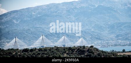 Die Rio-Antirrio-Brücke von der Autobahn bei Patras aus gesehen Stockfoto