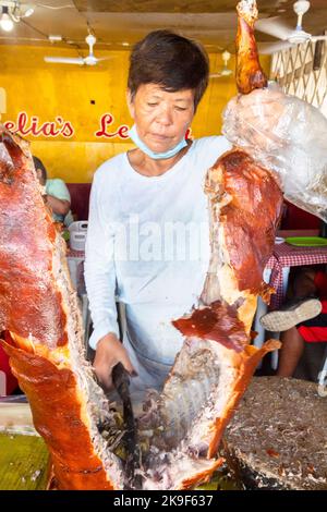 Beliebte philippinische Lechon- oder Schweinebraten, die auf einem Sonntagsmarkt in Cebu, Philippinen, verkauft werden Stockfoto